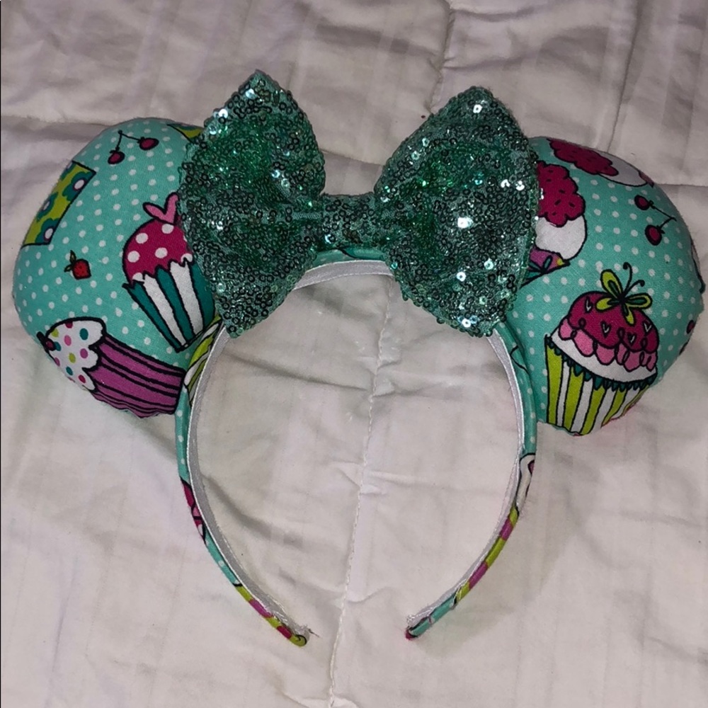 Cupcake themed Mickey eats